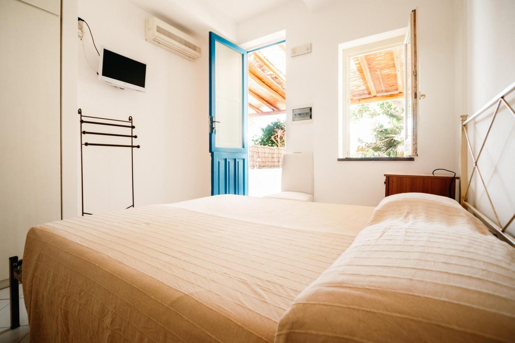 Hotel Residence La Villetta Canneto  Exterior photo