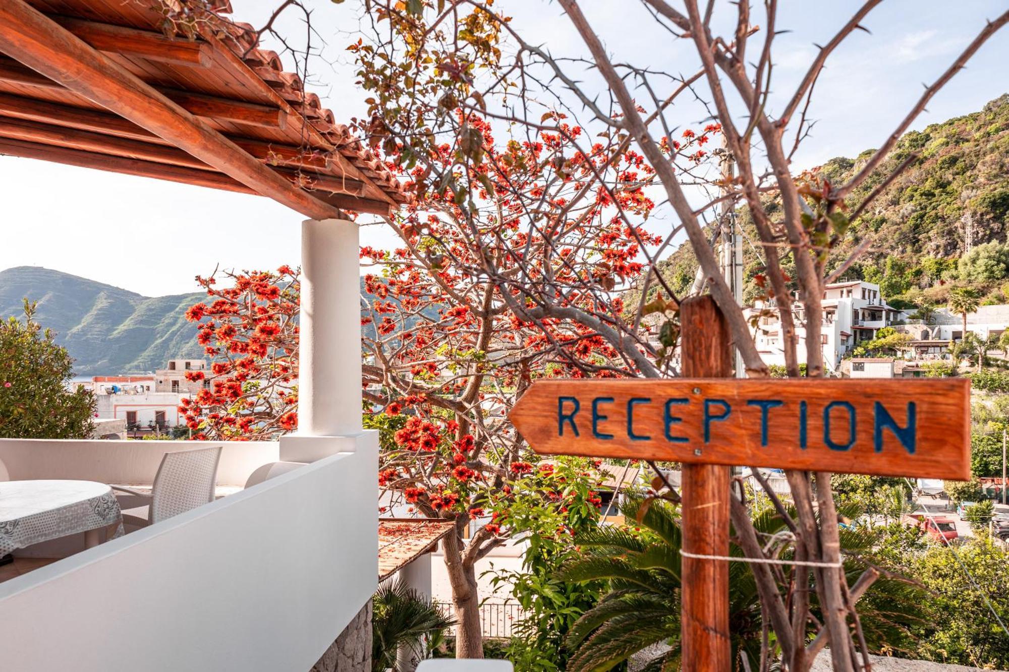 Hotel Residence La Villetta Canneto  Exterior photo